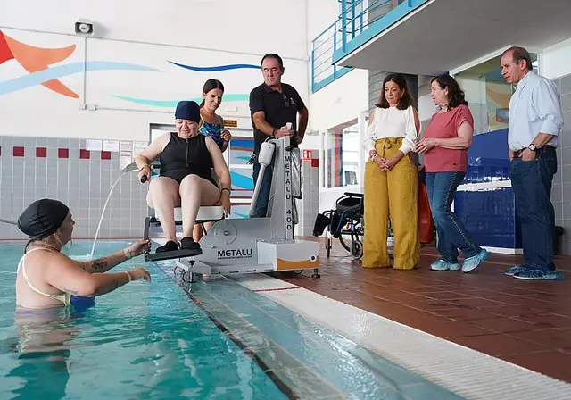 La piscina de Don Benito suma una silla hidráulica para facilitar el acceso al agua