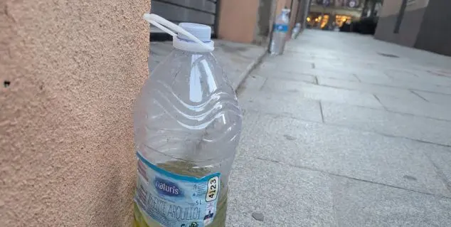 Mataró recupera el remedio de las botellas de agua, aunque la ciencia no lo respalda