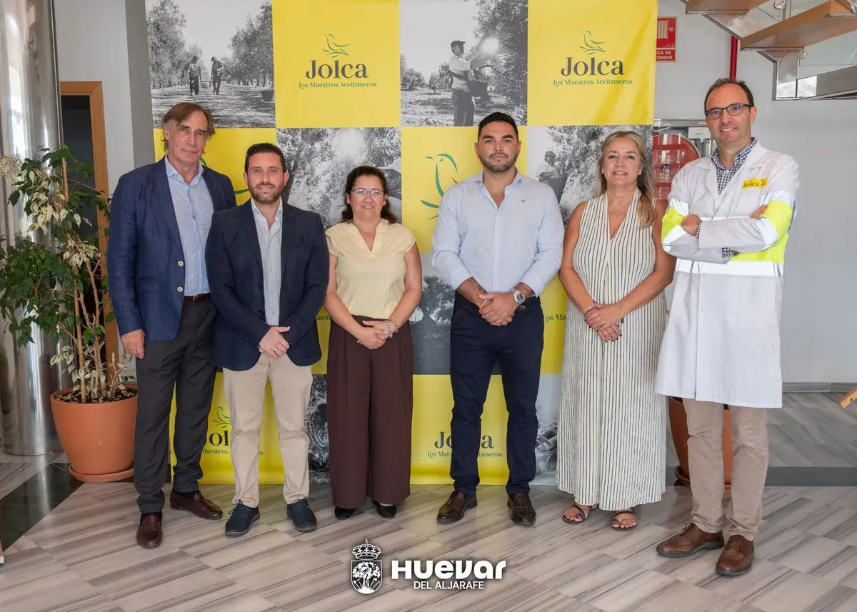 El gobierno municipal conoce el proceso productivo de JOLCA en Huévar