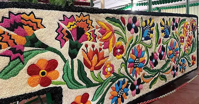 Un mantón de Paquili inspira una galera de la Romería de Valme