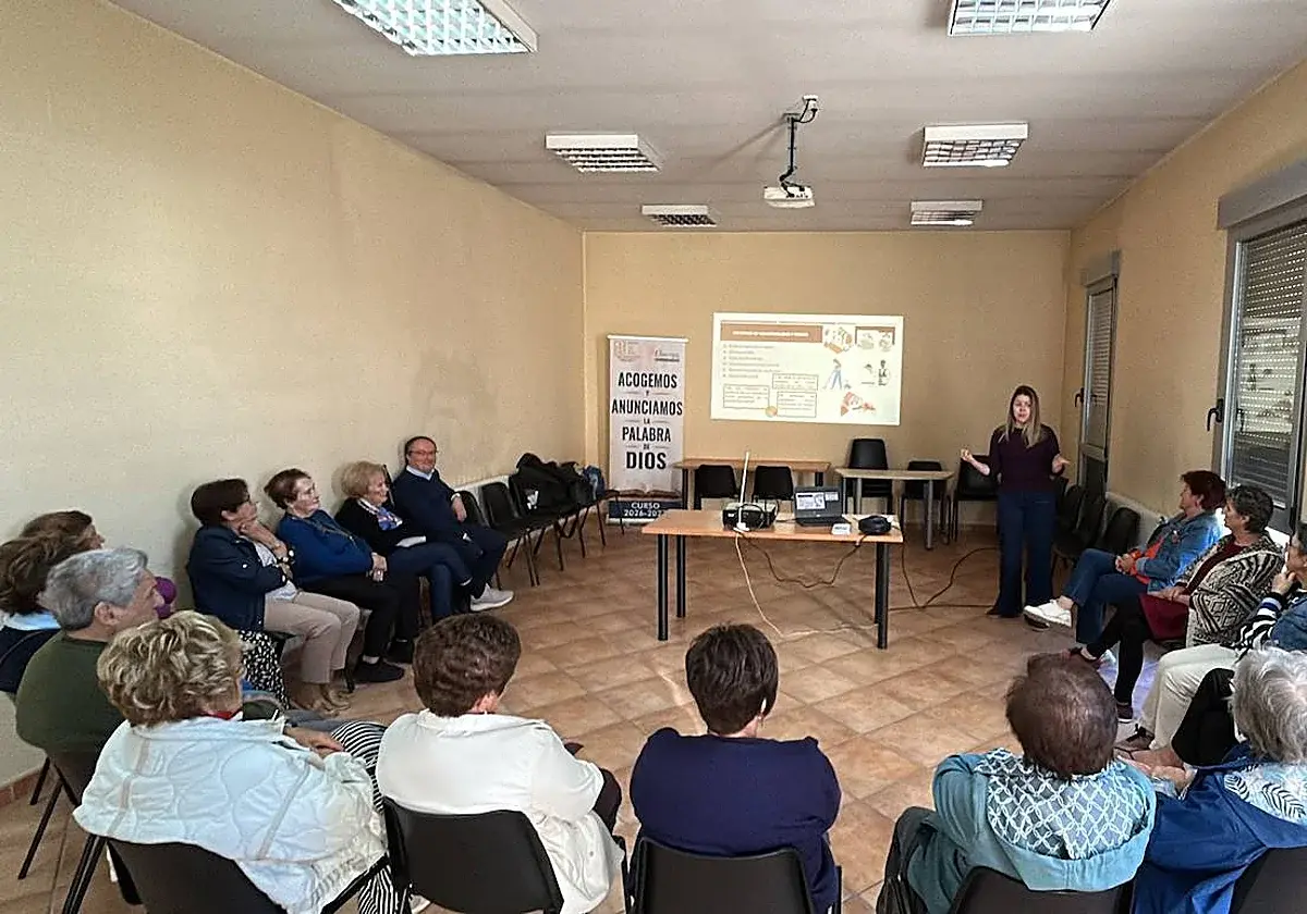 Una charla en Fuenteguinaldo aborda el empleo digno y la explotación laboral