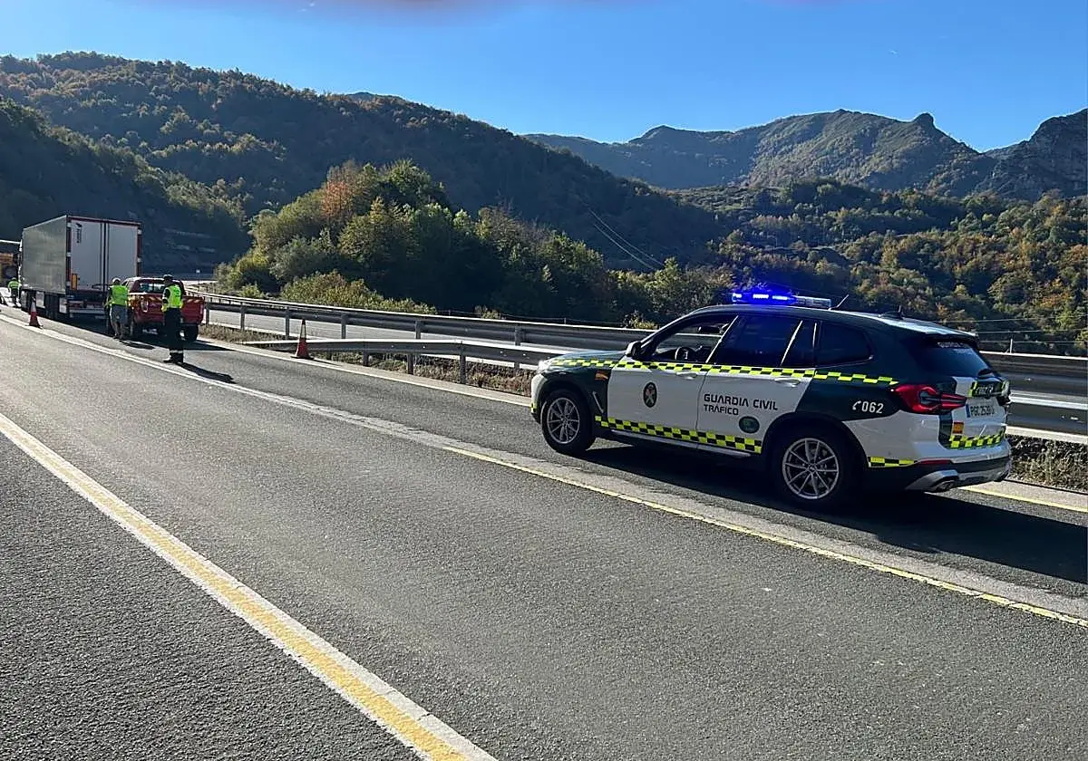 Una avería de camión interrumpe la circulación en la autopista del Huerna