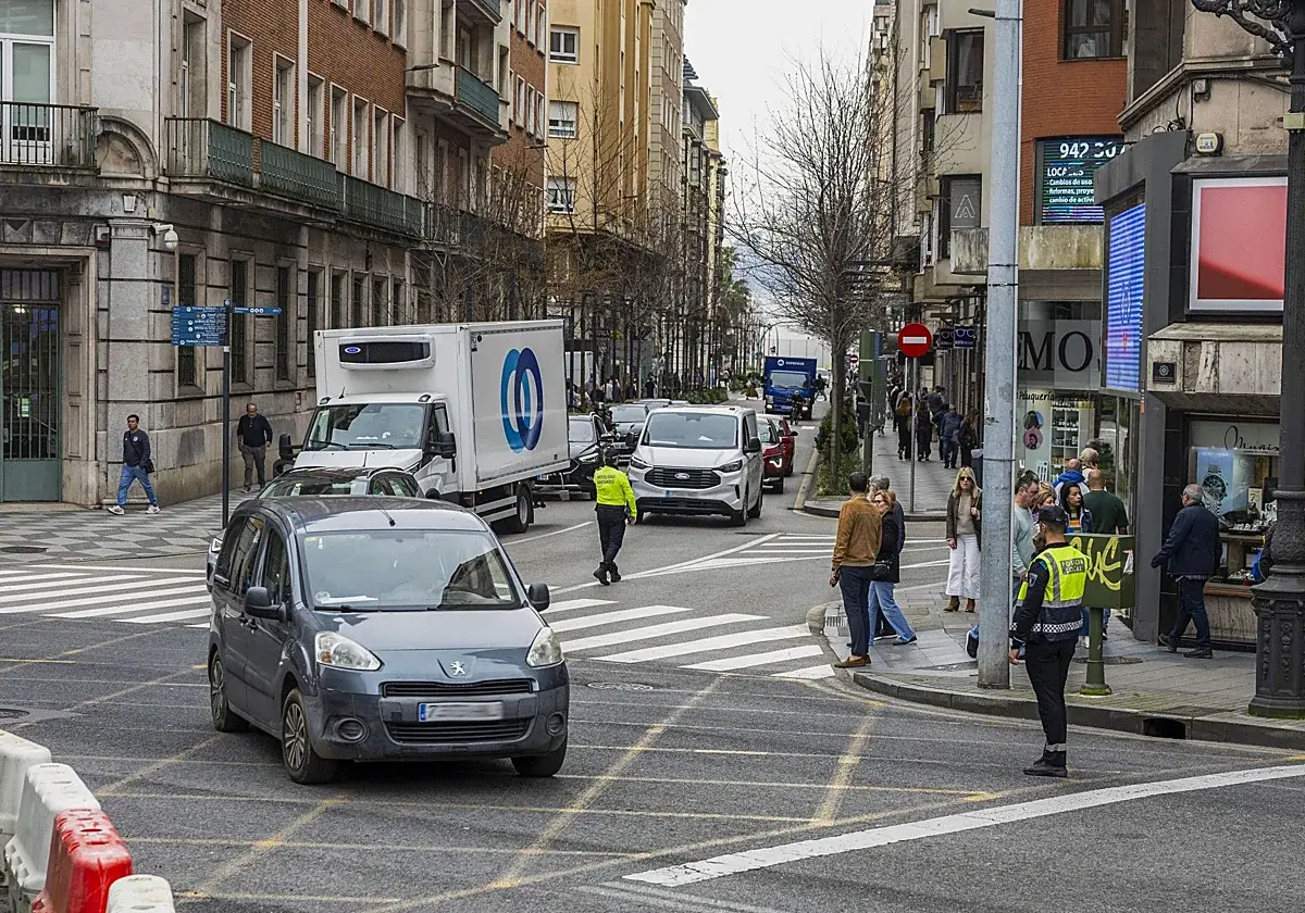 El asfaltado obliga a cortar dos calles de Santander dentro de una mejora del saneamiento