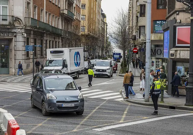 El asfaltado obliga a cortar dos calles de Santander dentro de una mejora del saneamiento