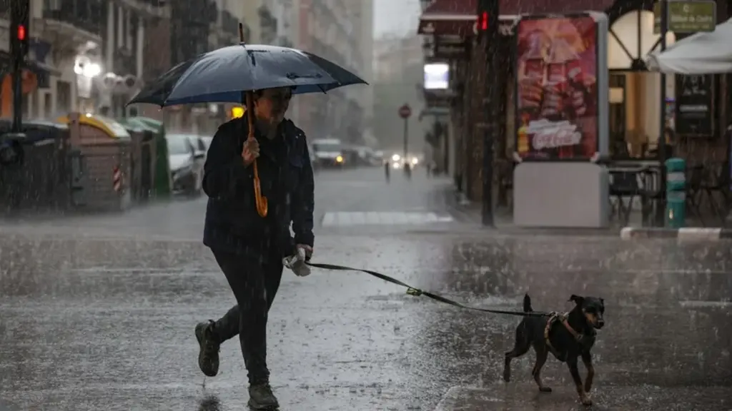 València afronta un fin de semana con avisos por posibles lluvias intensas