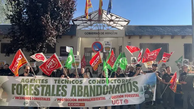 Nueva protesta en Jaca de bomberos forestales y sindicatos por la negociación