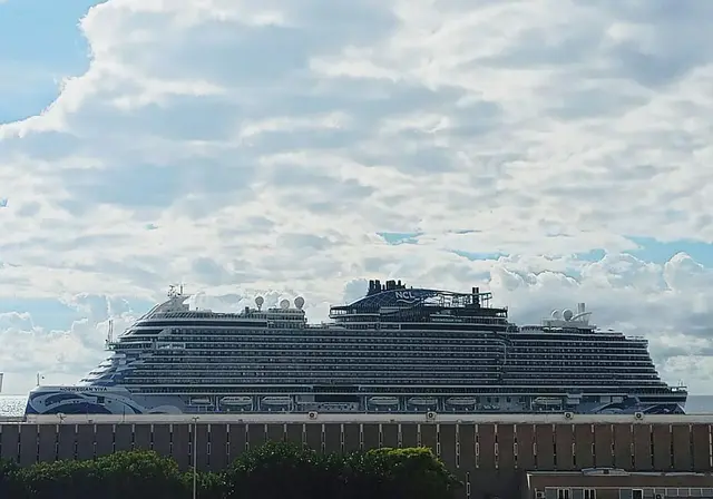 Tres cruceros coinciden en Alicante con más de 3.700 turistas
