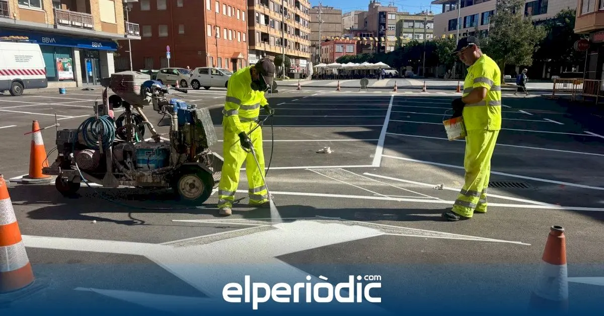 Trabajos para redistribuir las plazas de estacionamiento en la plaza de España