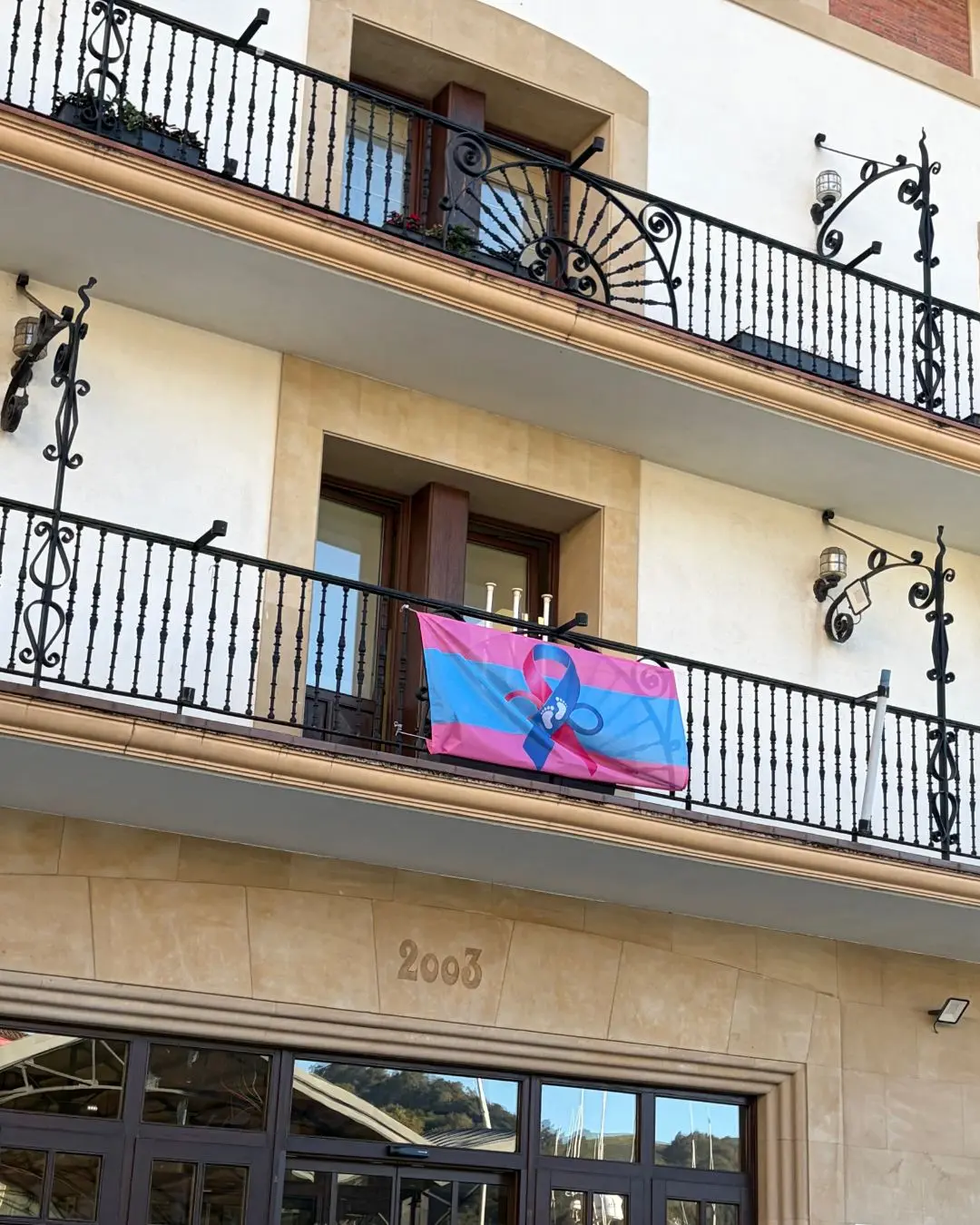 Orio visibiliza el duelo perinatal con una bandera en el Ayuntamiento