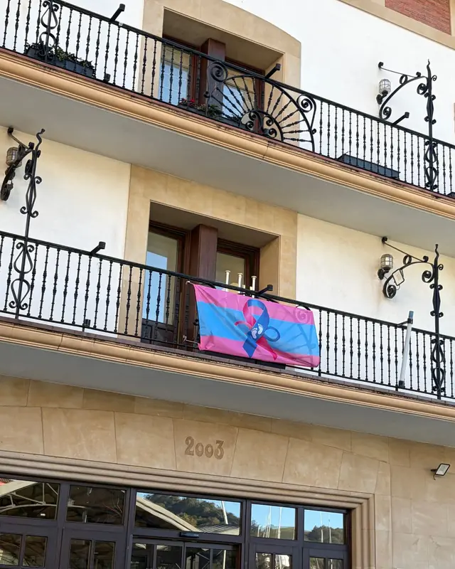 Orio visibiliza el duelo perinatal con una bandera en el Ayuntamiento