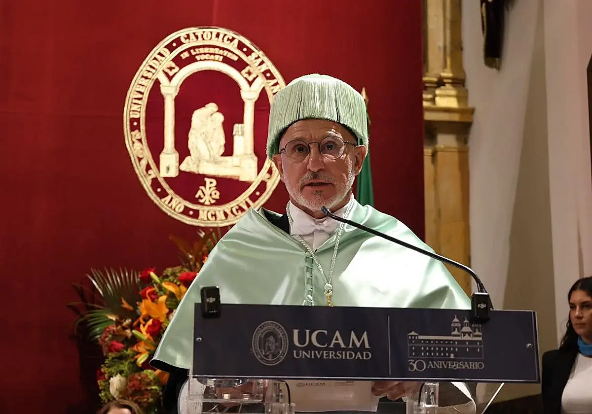 Luis de la Fuente recibe el reconocimiento honoris causa de la UCAM en Murcia
