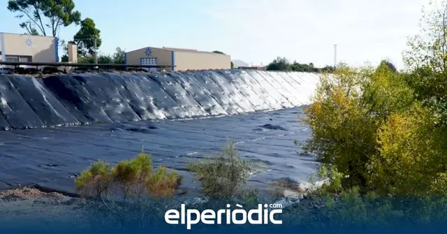 Lonas negras cubren el suelo y los taludes del Carraixet en Bétera