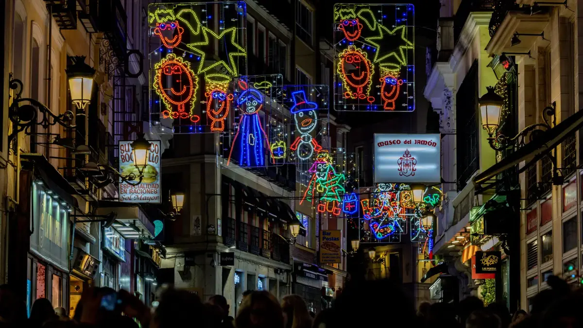 Madrid prepara 14 grandes abetos para una Navidad con el encendido aún pendiente
