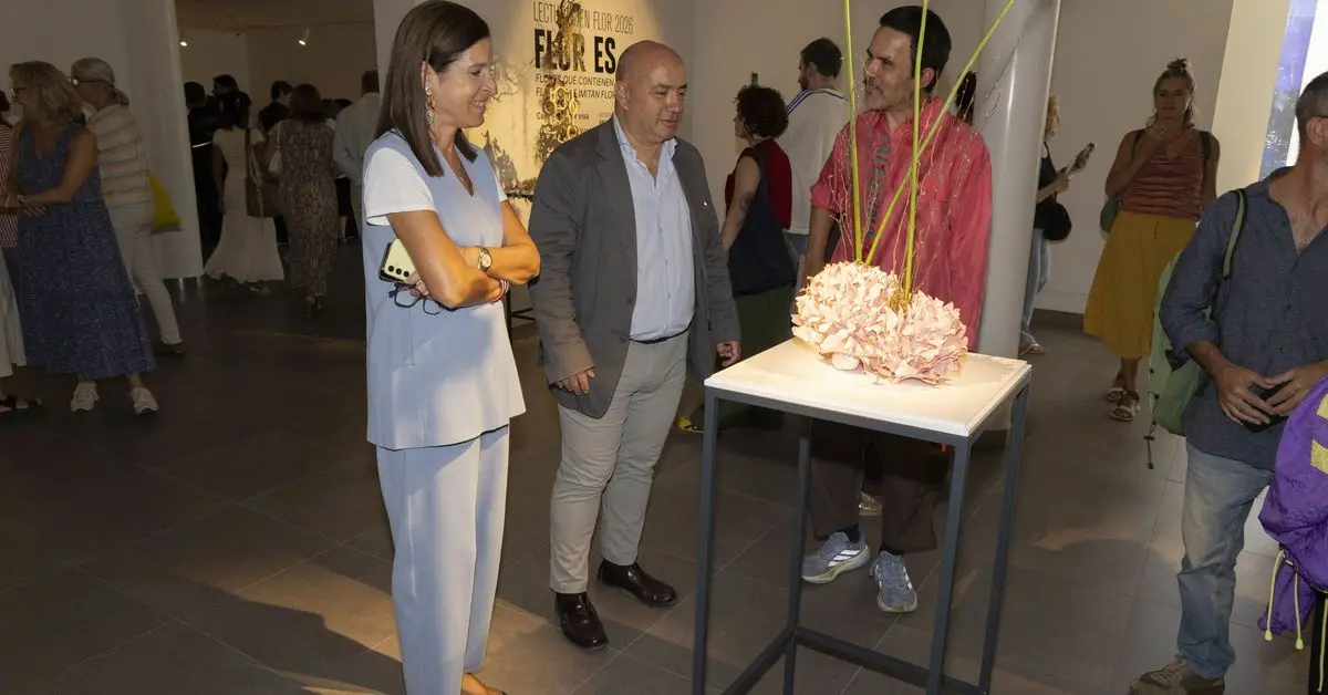«Flor Es» reúne en Córdoba flores y cerámica en el Centro Rafael Botí