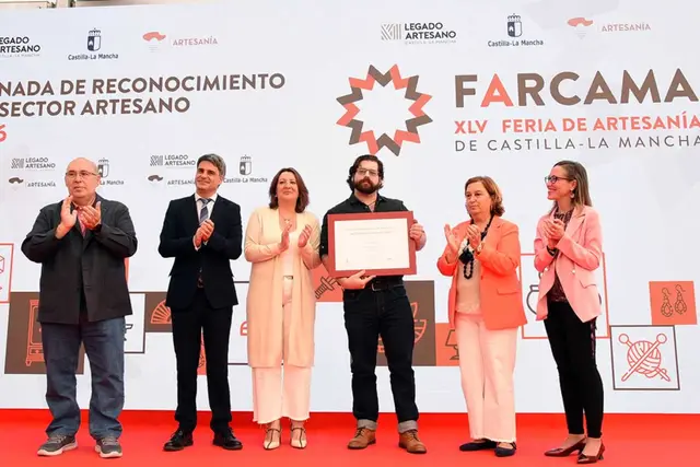La alfombra artesanal de Antonio Benito logra un reconocimiento en FARCAMA
