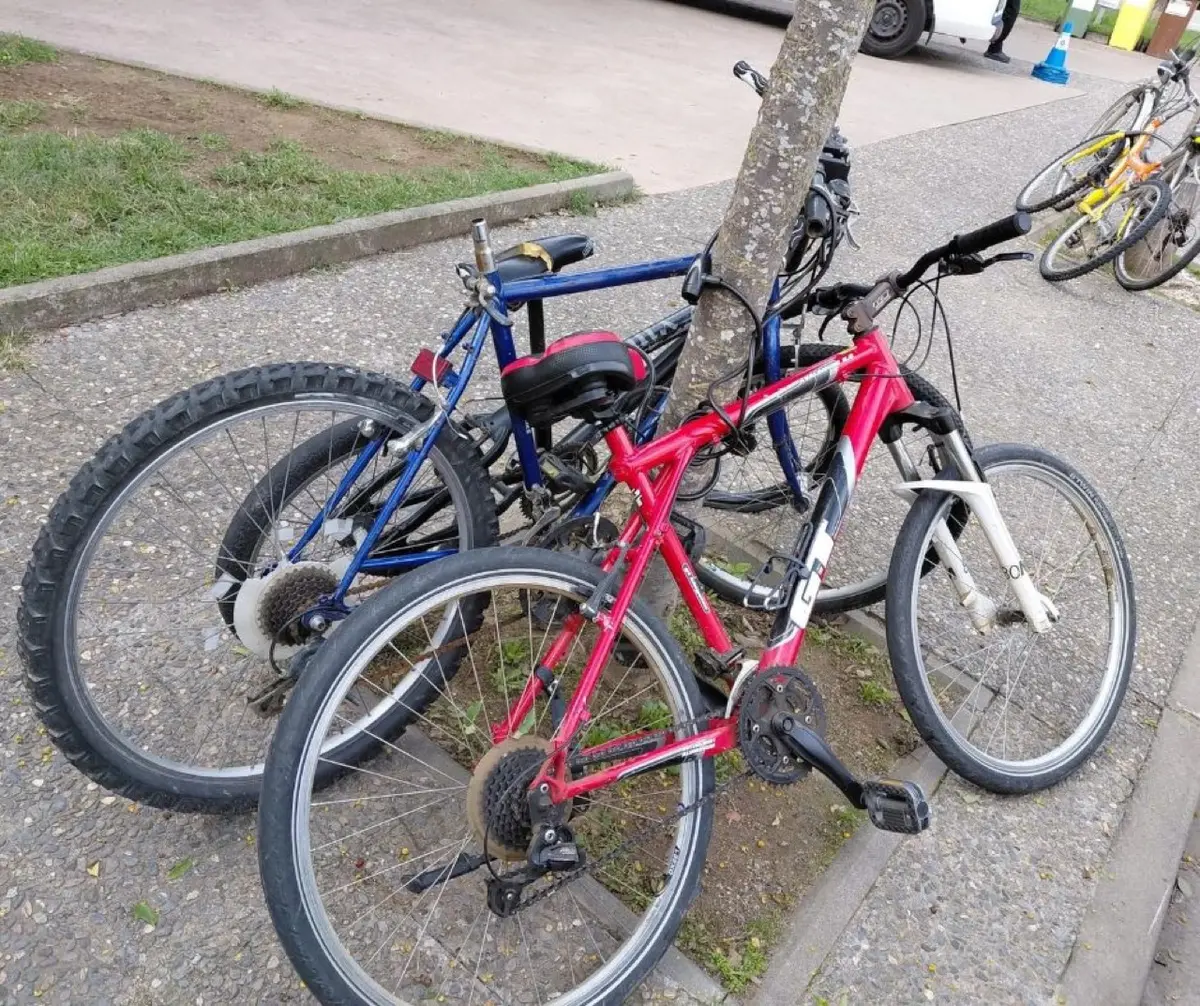 Palafrugell retira bicicletas y enseres abandonados del mobiliario público
