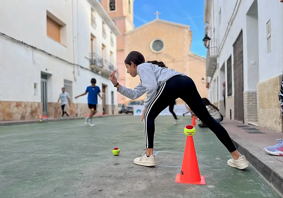 Bicorp abre el ciclo provincial de 'Pilota al Poble'