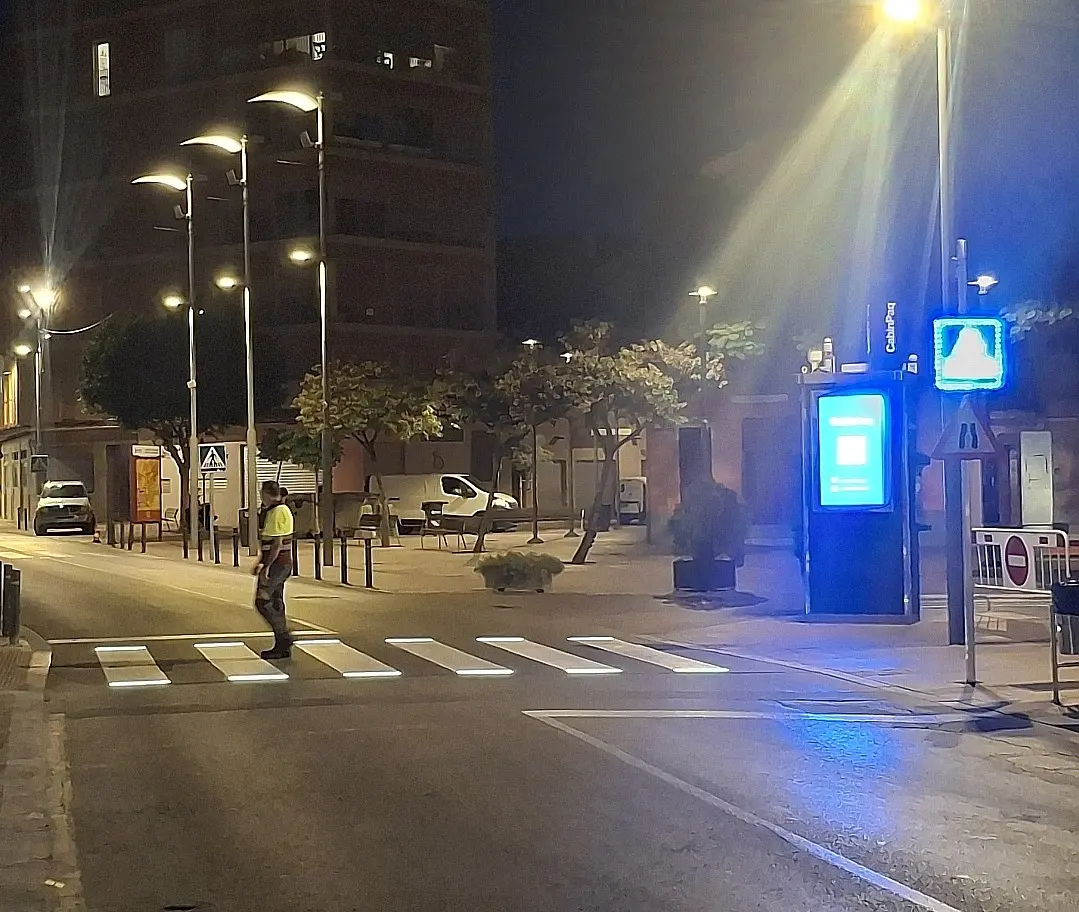 Alaquàs instala un paso peatonal inteligente en la avenida País Valencià