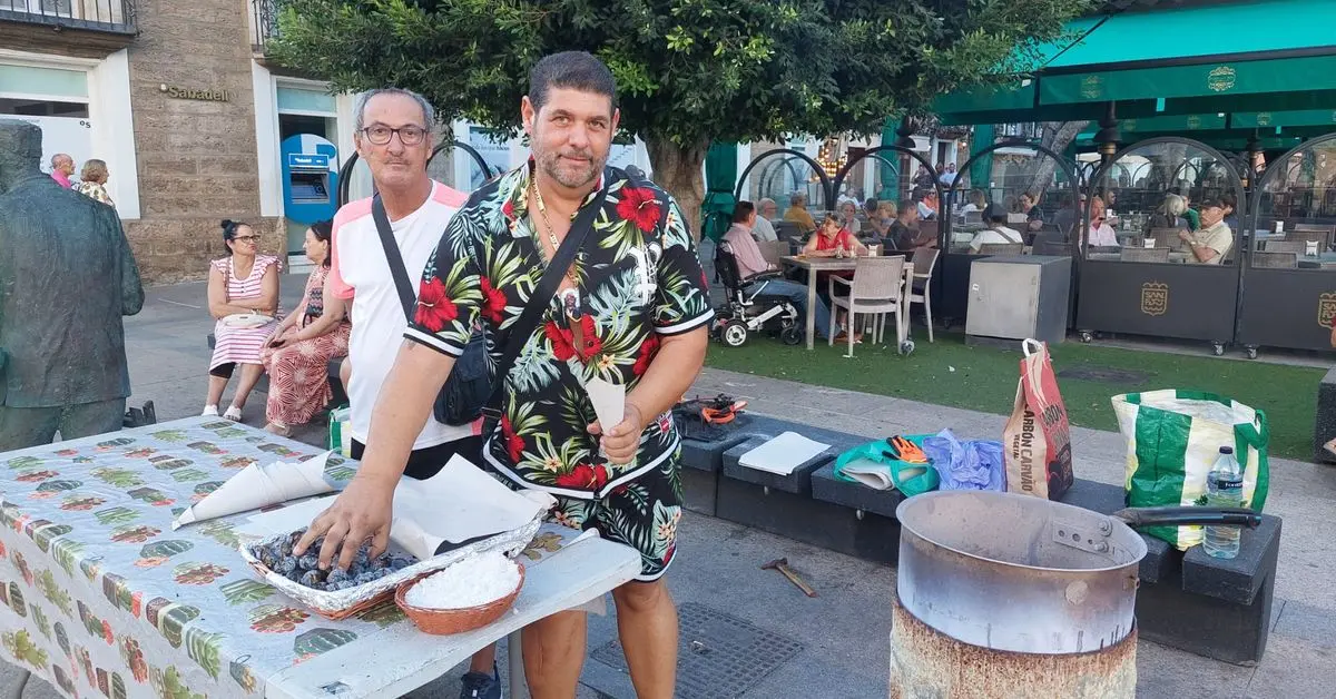 Una tradición familiar de castañas perdura en la plaza del Rey