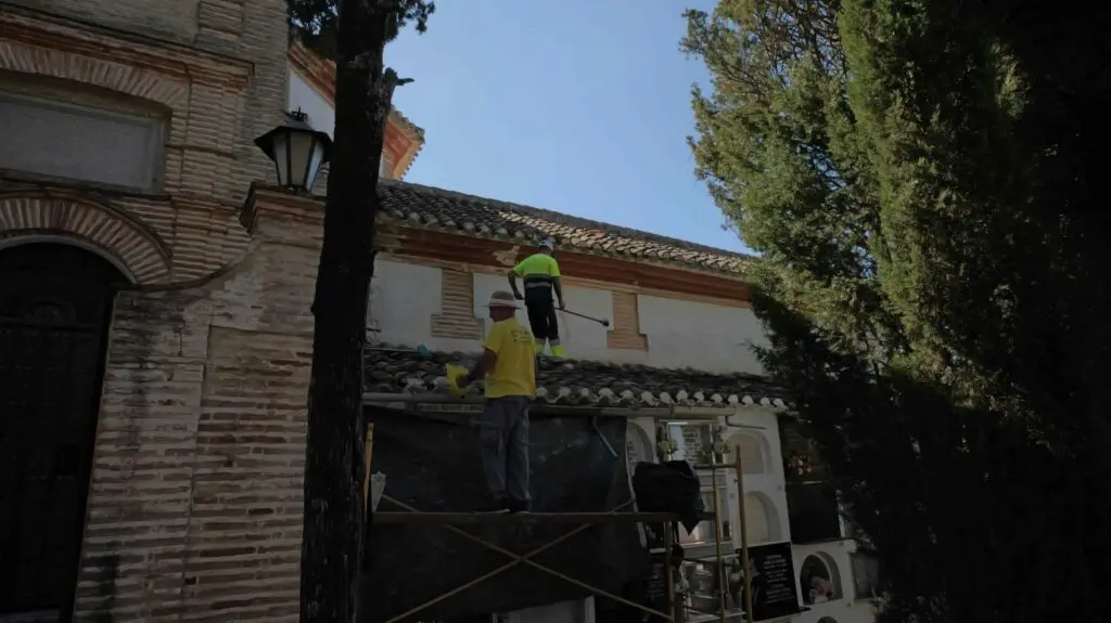 El cementerio de Archidona recibe tareas de limpieza y acondicionamiento antes de Todos los Santos