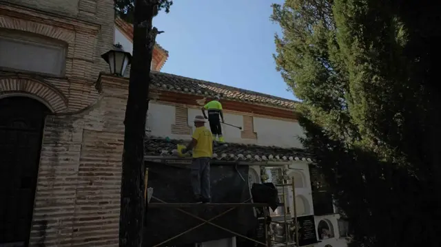 El cementerio de Archidona recibe tareas de limpieza y acondicionamiento antes de Todos los Santos