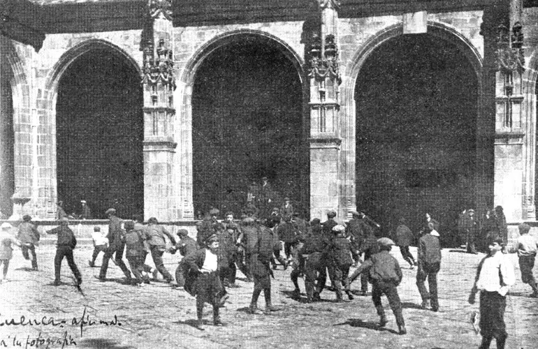 Una galería vuelve sobre la «Piñota» de la Catedral en 1911