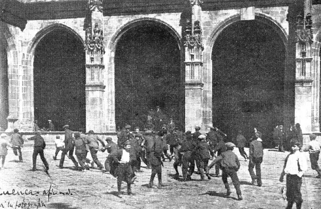 Una galería vuelve sobre la «Piñota» de la Catedral en 1911