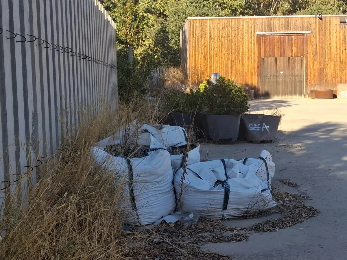 La sede de Parques y Jardines mantiene un aspecto descuidado en el Parc de l’Aigua