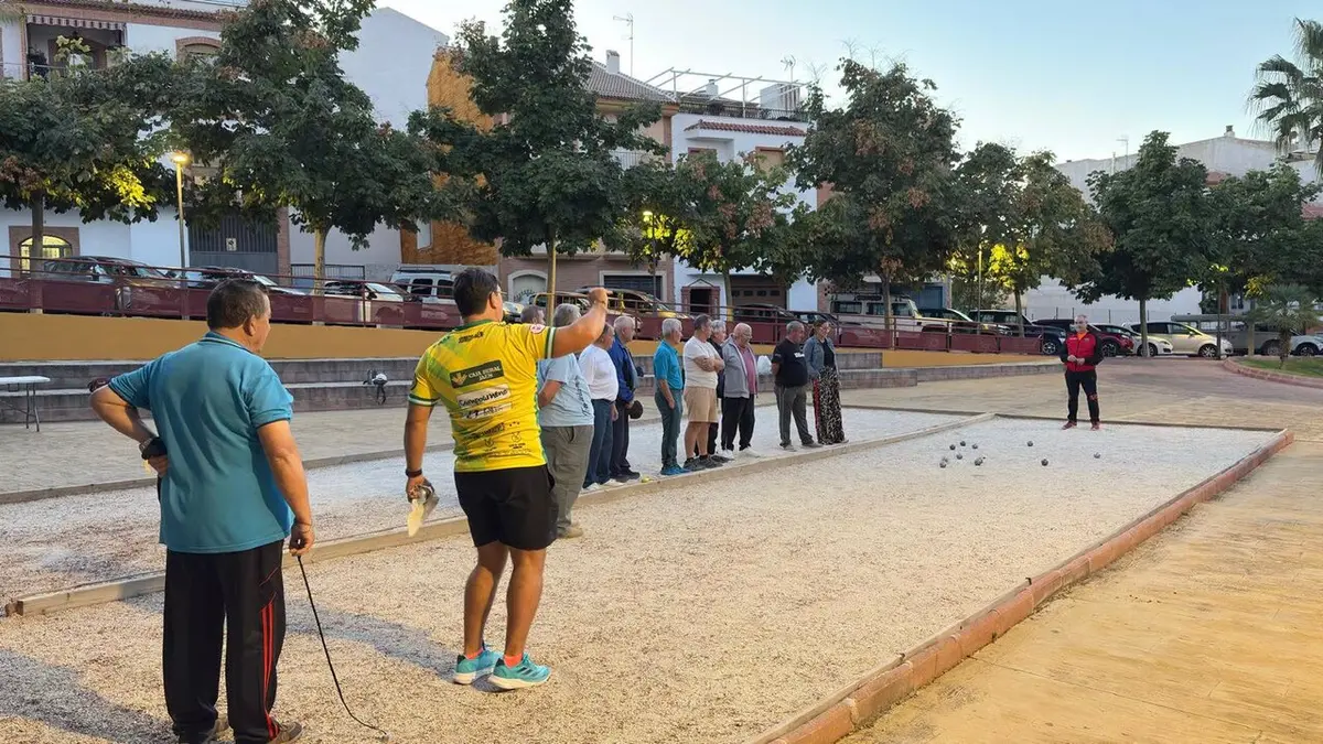 Un torneo de petanca acerca generaciones en Torredelcampo