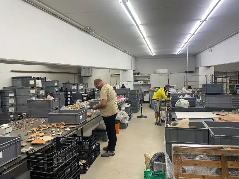 Una visita acerca al público al laboratorio de arqueología del Museu de Badalona