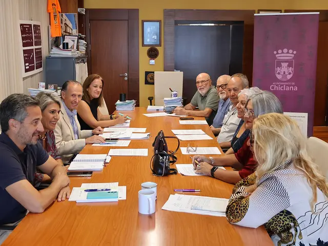 Carreteras, caminos y señalización centran una reunión vecinal en Chiclana Norte