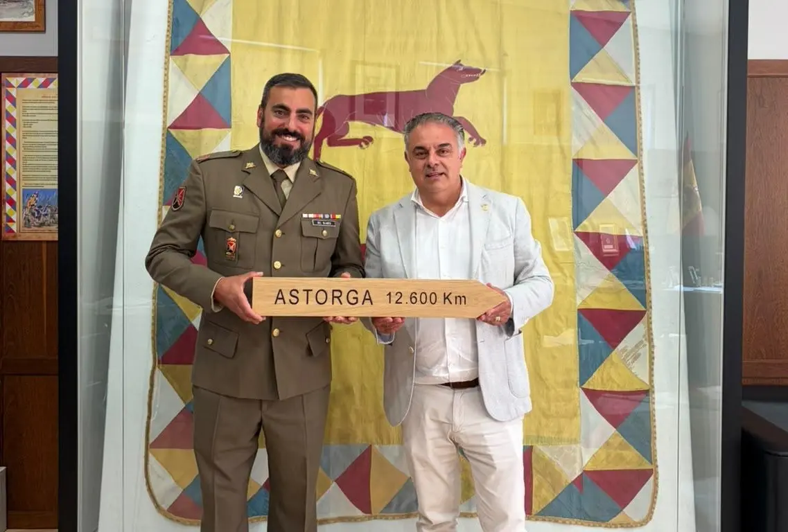 Una señal de madera llevará el nombre de Astorga hasta la Antártida
