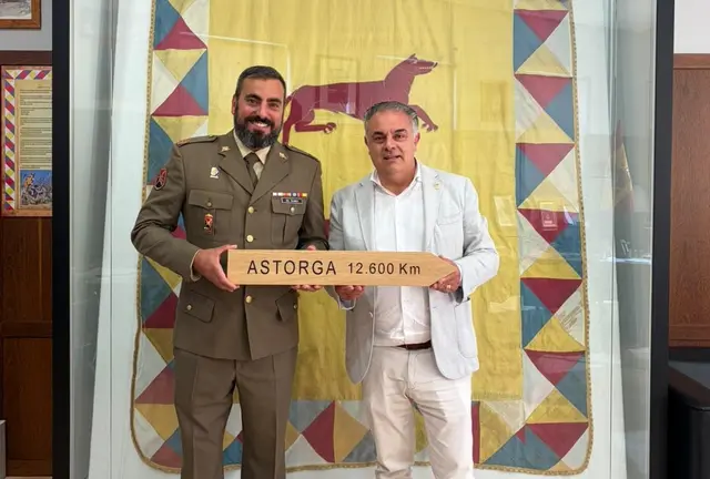 Una señal de madera llevará el nombre de Astorga hasta la Antártida