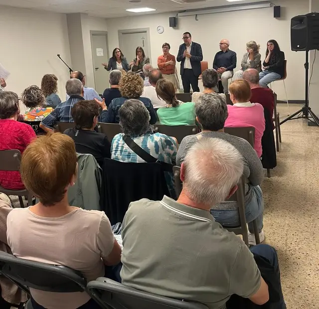 Vecinos del Remei y l’Estadi plantean sus inquietudes en un encuentro municipal