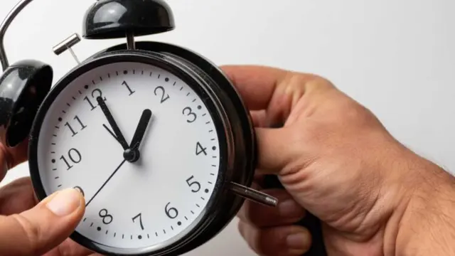 El horario de invierno llegará el 25 de octubre y puede alterar el descanso