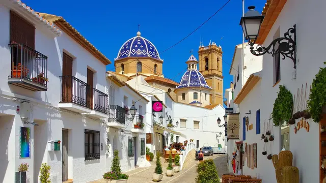 Altea activa dos ayudas familiares para guardería y material escolar