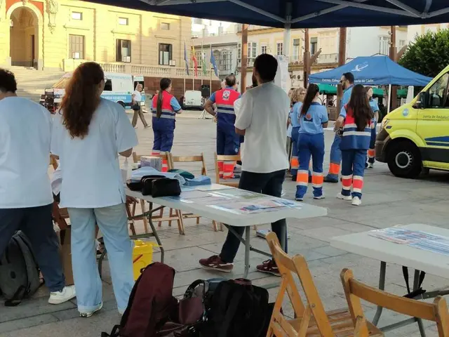 San Fernando ofrece formación práctica en RCP en la plaza del Rey