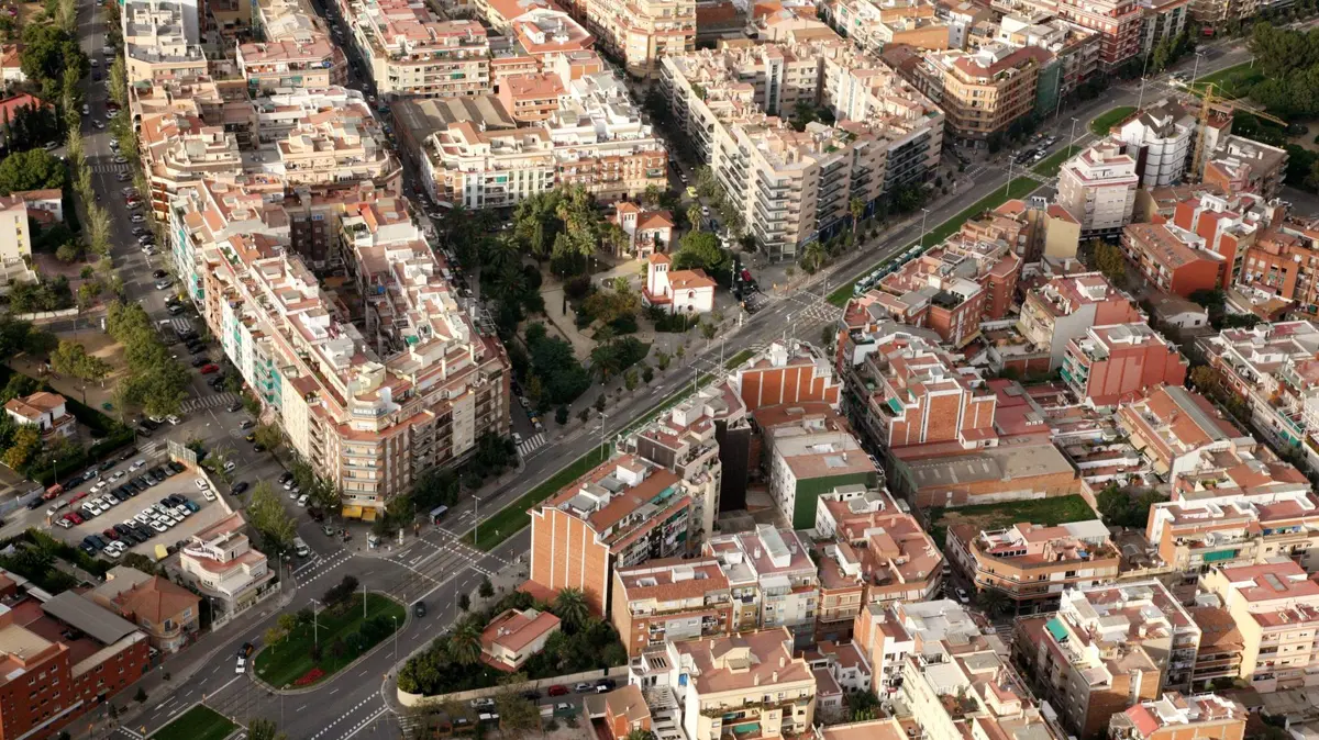 Obras en la avenida de Cornellà limitan los giros hasta mediados de noviembre