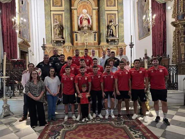 El CD San Roque ofrece flores a Santa María La Coronada al comenzar la temporada