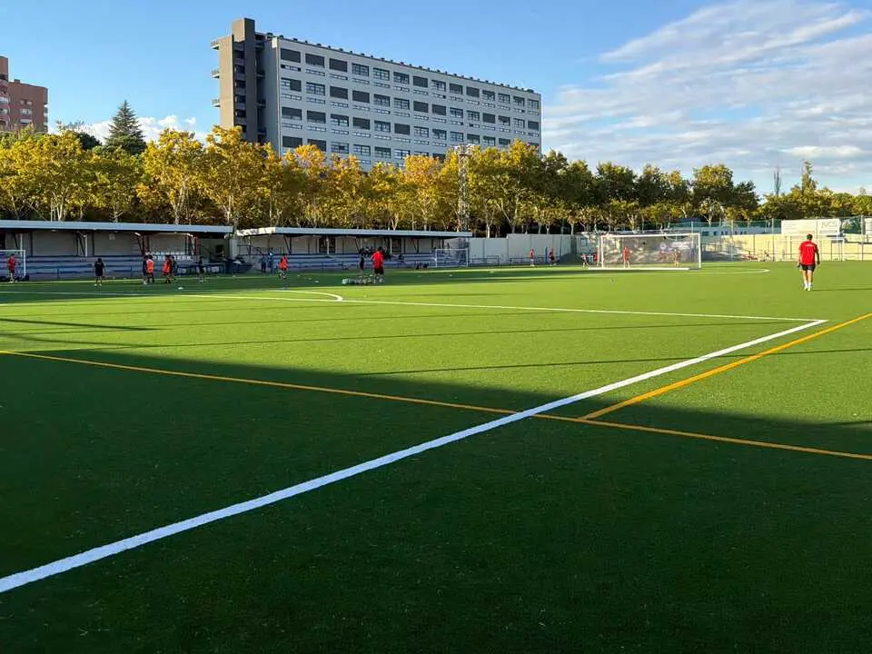 El Jaime Mata renueva el terreno de juego y la iluminación