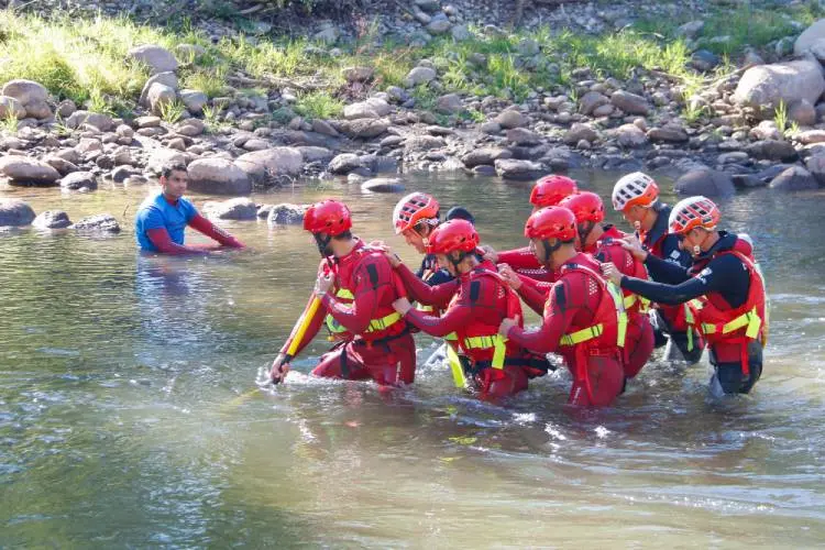 Los Bombers ensayan rescates en aguas bravas en el Segre y piden evitar desplazamientos durante inundaciones