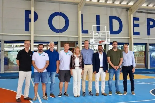 El Pabellón Carlos Cabezas estrena una pista cubierta de baloncesto
