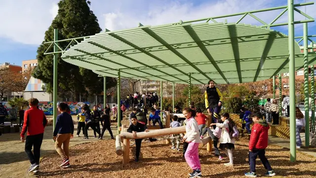 El patio de la escuela Rosa Sensat se proyecta como refugio climático
