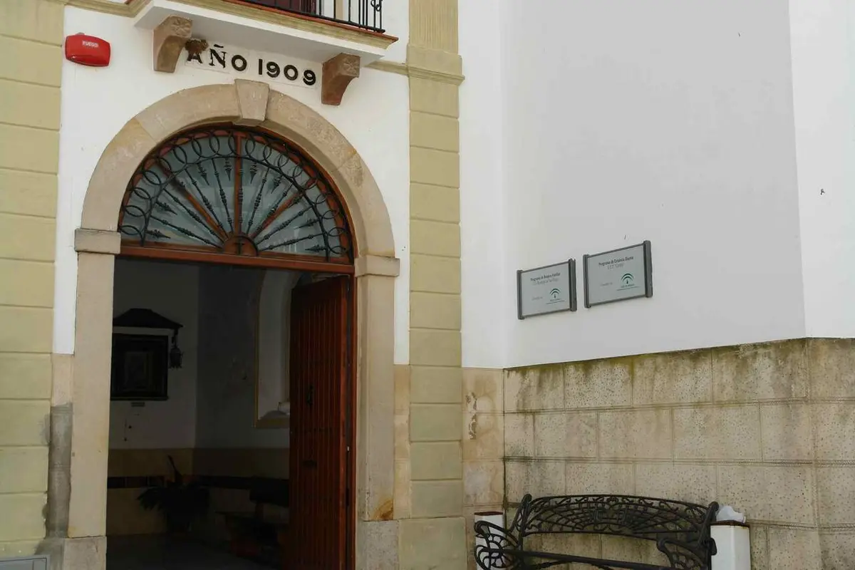 San Roque impulsa con urgencia obras en las cubiertas de dos edificios municipales
