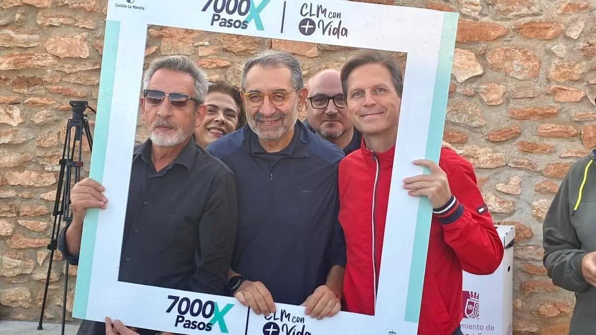 Valdepeñas suma a mayores y estudiantes a una caminata contra el sedentarismo