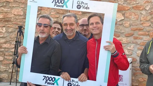Valdepeñas suma a mayores y estudiantes a una caminata contra el sedentarismo