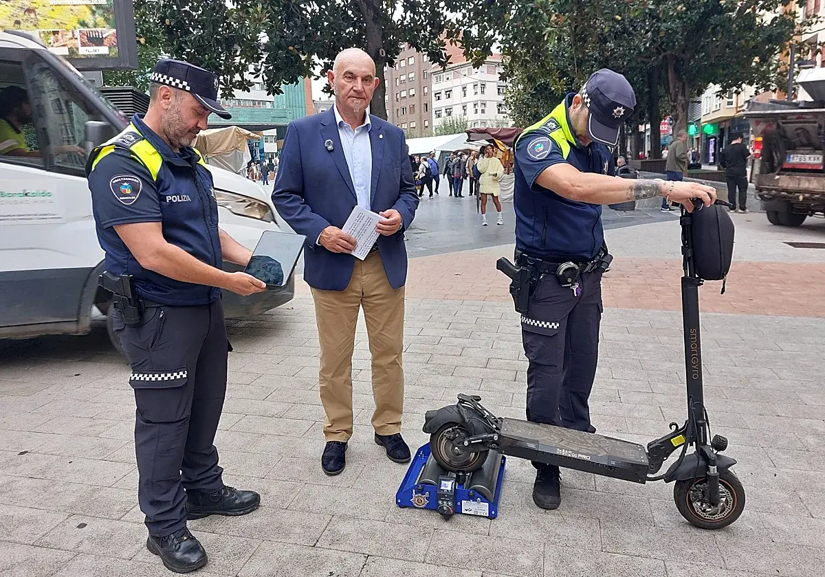 Barakaldo dota a su Policía Local de un medidor para patinetes eléctricos