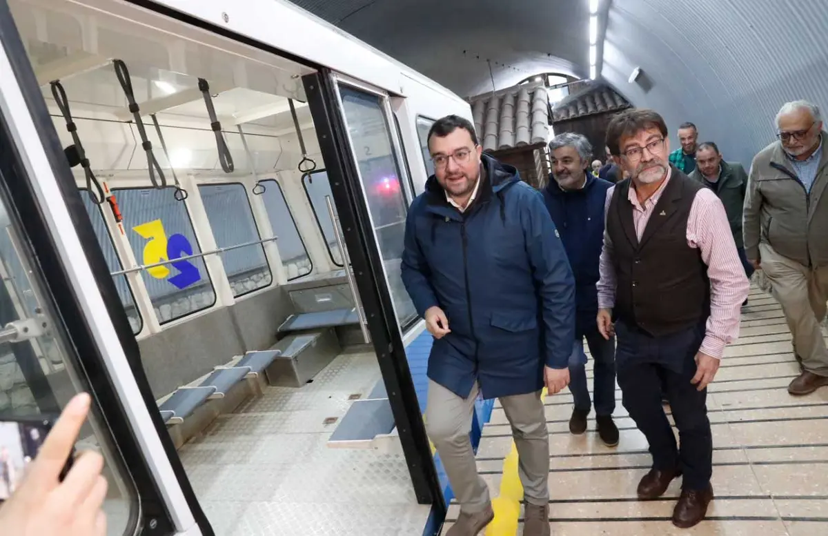 Barbón visita el funicular de Bulnes al cumplirse 25 años de su puesta en servicio