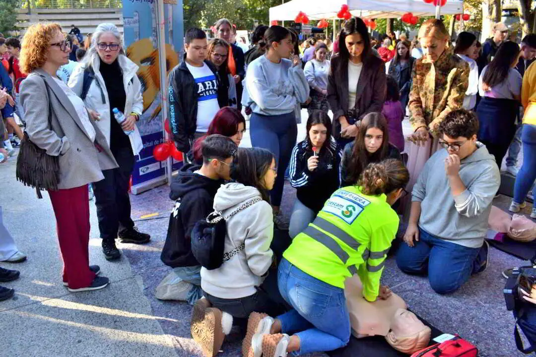 Un taller en el Paseo de San Gregorio acerca la reanimación cardiopulmonar a la ciudadanía