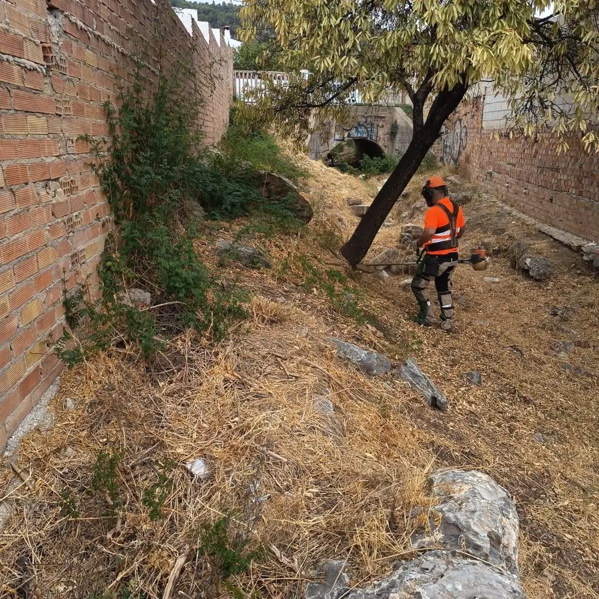 Alhaurín refuerza la limpieza de cauces y edificios ante las lluvias